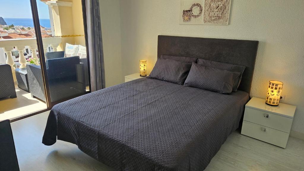 Кровать или кровати в номере Los Cristianos Heated Pool Sea View AC