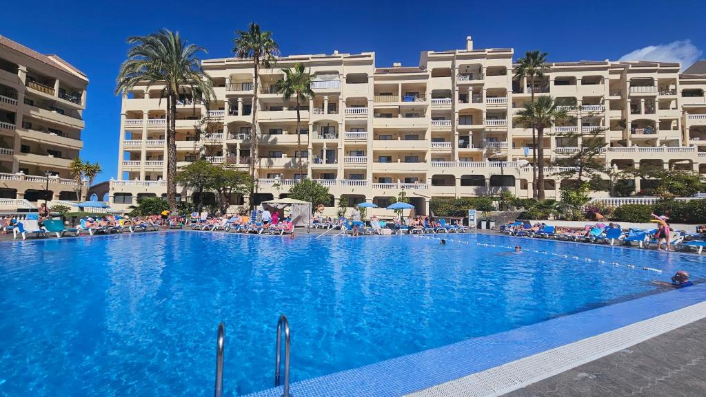 Бассейн в Los Cristianos Heated Pool Sea View AC или поблизости