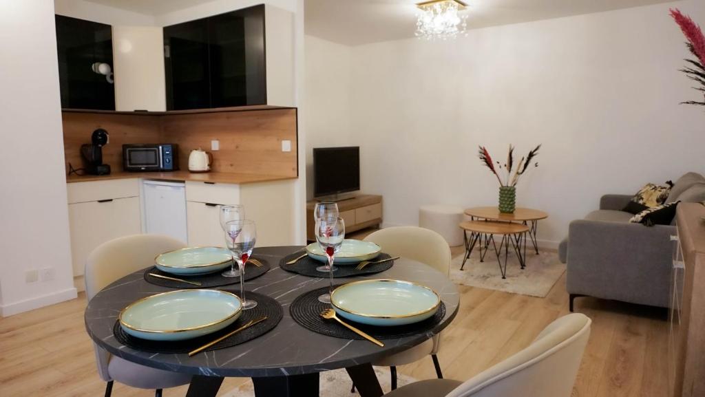 d'une salle à manger avec une table et des chaises dans le salon. dans l'établissement Le cocon d'Anna, à Vannes