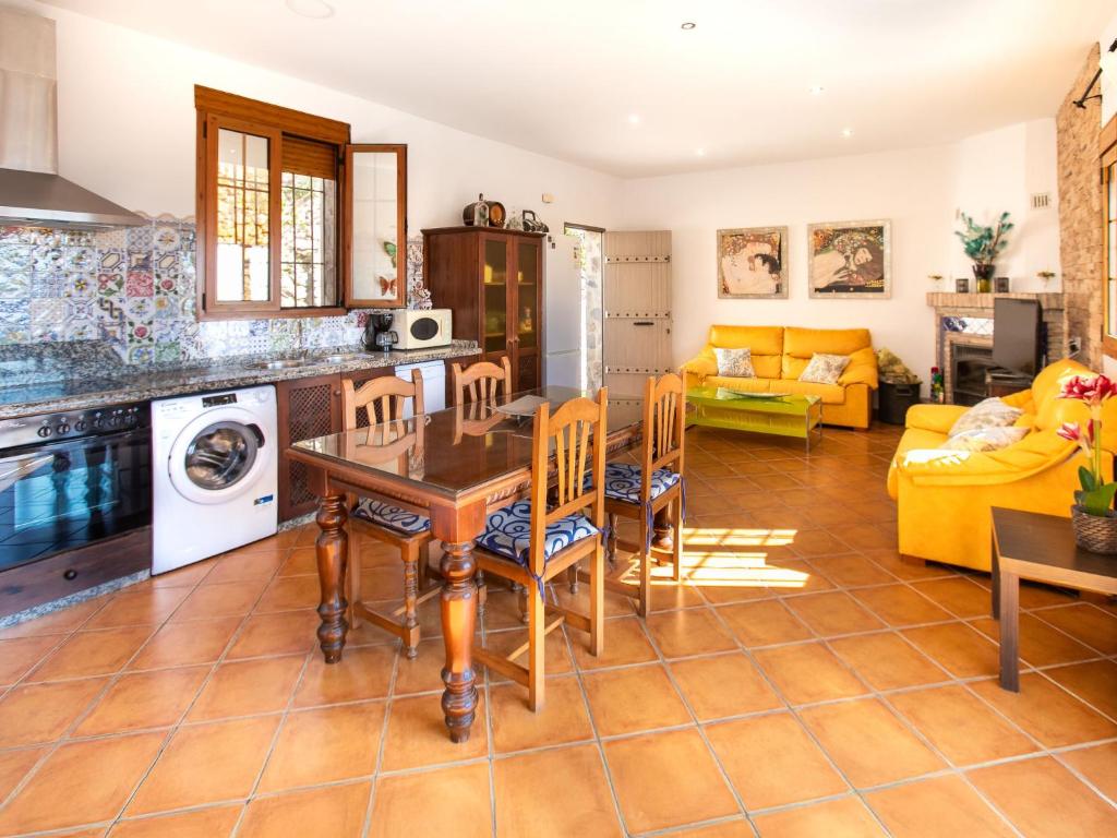 Kuchyňa alebo kuchynka v ubytovaní Holiday Home Tres Palmeras by Interhome
