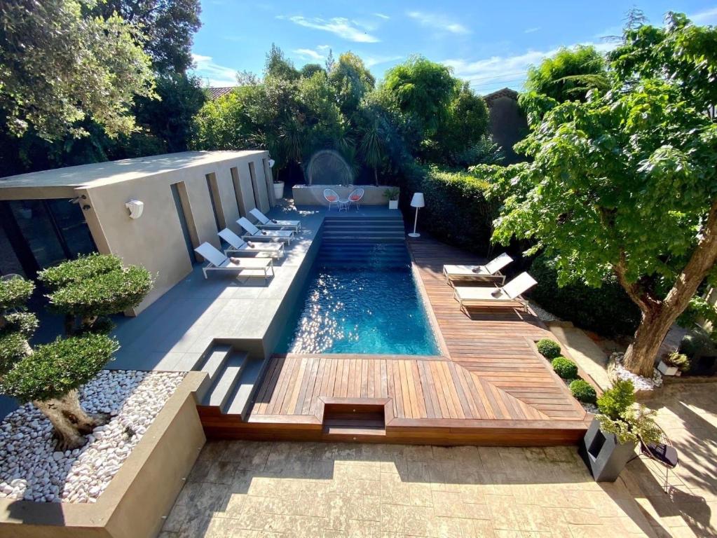 une piscine au milieu d'un jardin dans l'établissement House Avenue, à Carcassonne