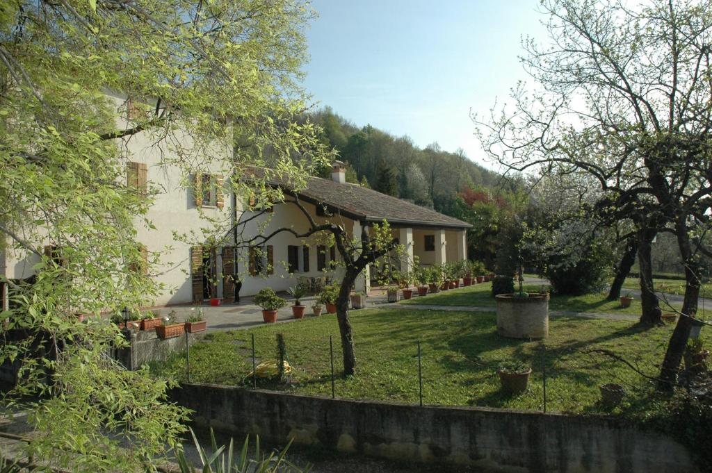 una casa con una valla delante de un patio en Albergo Volpara, en Mussolente 