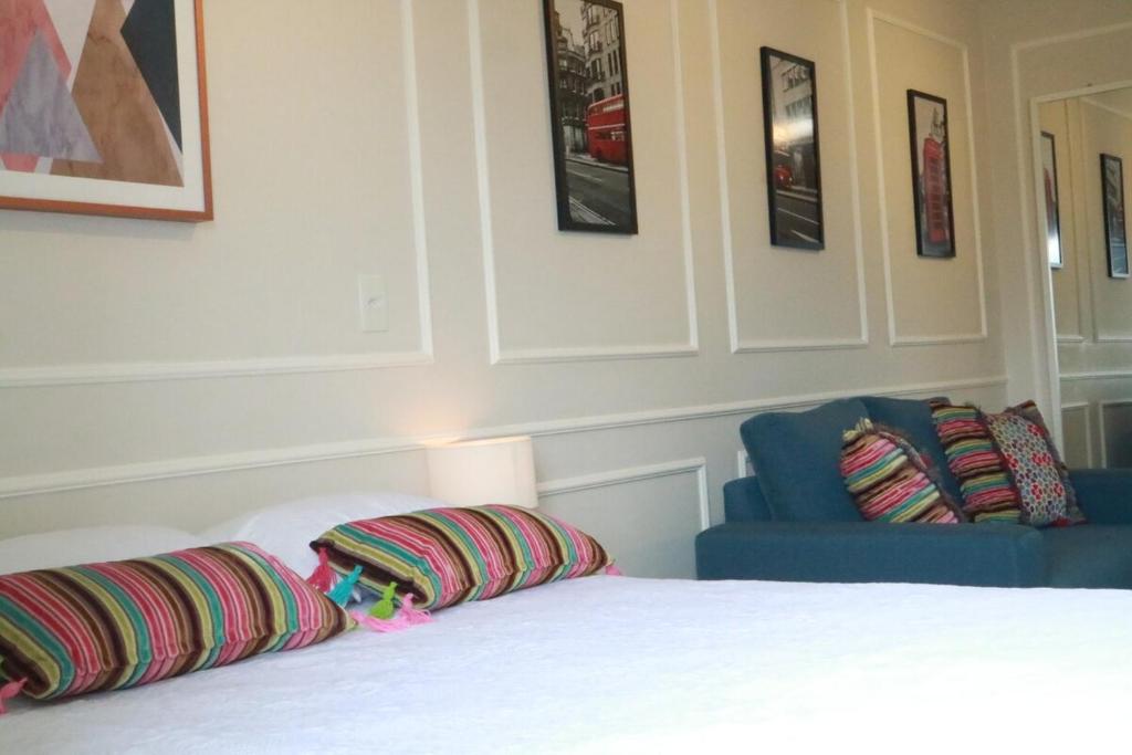Ένα ή περισσότερα κρεβάτια σε δωμάτιο στο Private Boiserie Studio Apartment with Garage