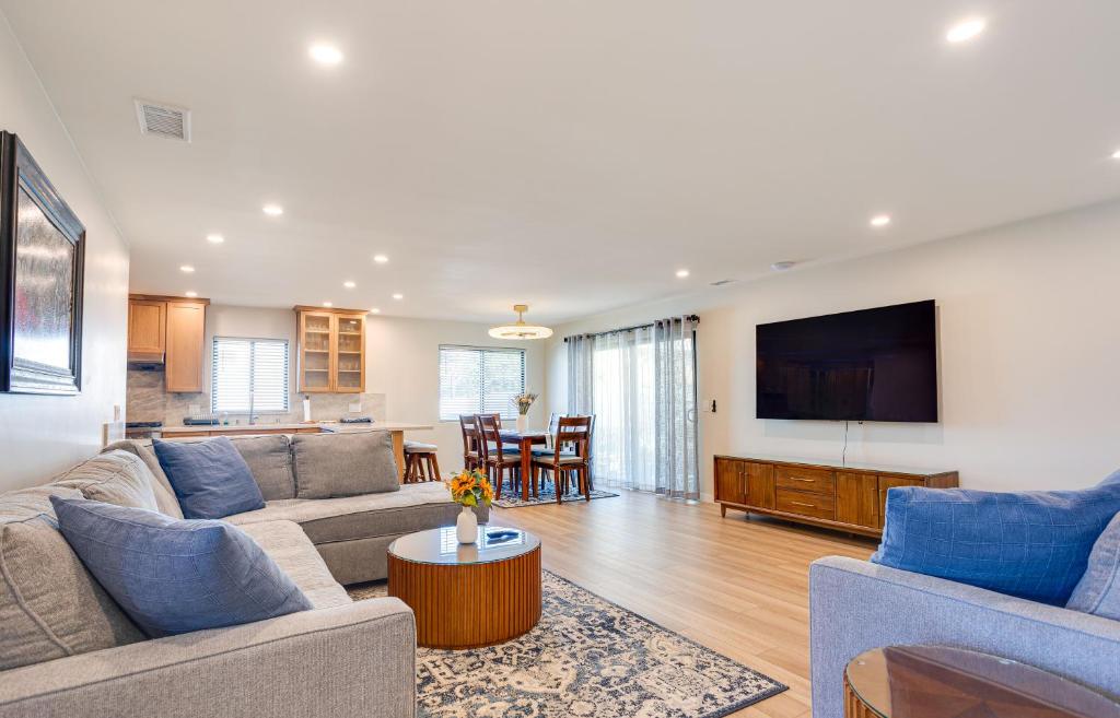 エスコンディードにあるNewly Remodeled Homeのソファとテレビのあるリビングルーム