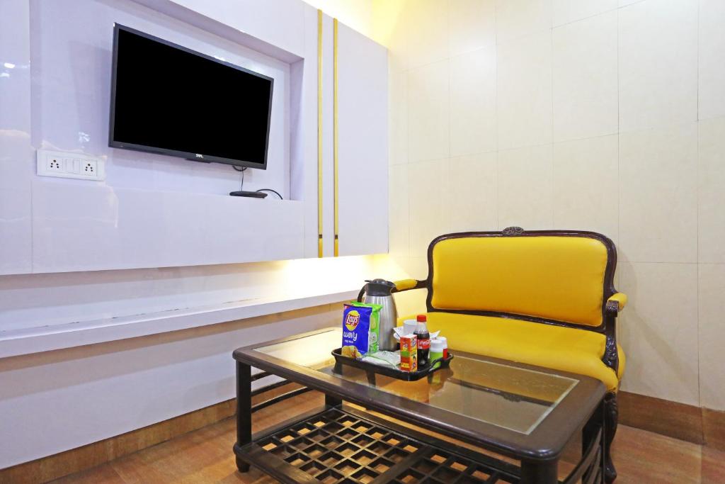 TV a/nebo společenská místnost v ubytování Hotel Preet Inn 05 mints walking Distance Nizamuddin Railway Station