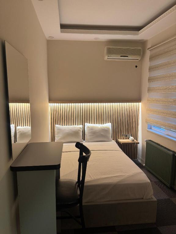 Кровать или кровати в номере Rafinn Hotel