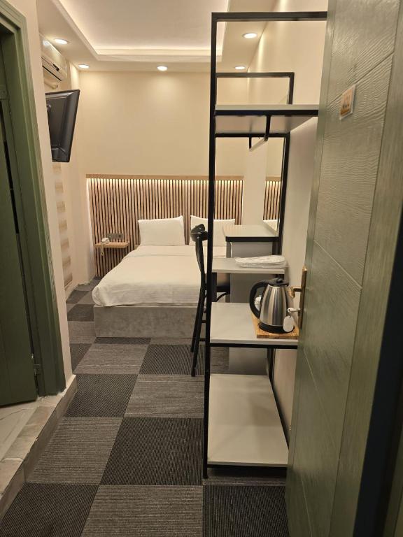 Кровать или кровати в номере Rafinn Hotel