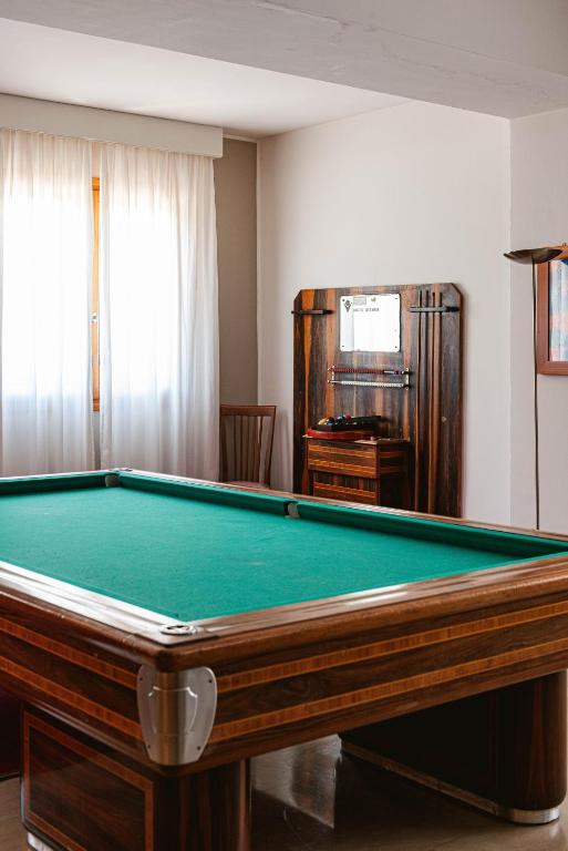 Biliár nebo kulečník v ubytování Hotel Degli Aranci