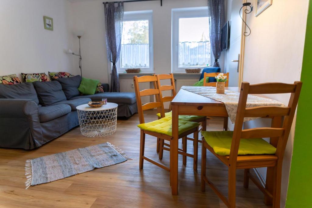 Posezení v ubytování Ferienwohnung Mit Balkon Und Zwei Schlafzimmern
