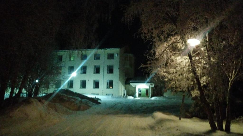 Grand Hostel Ivalo v zimě