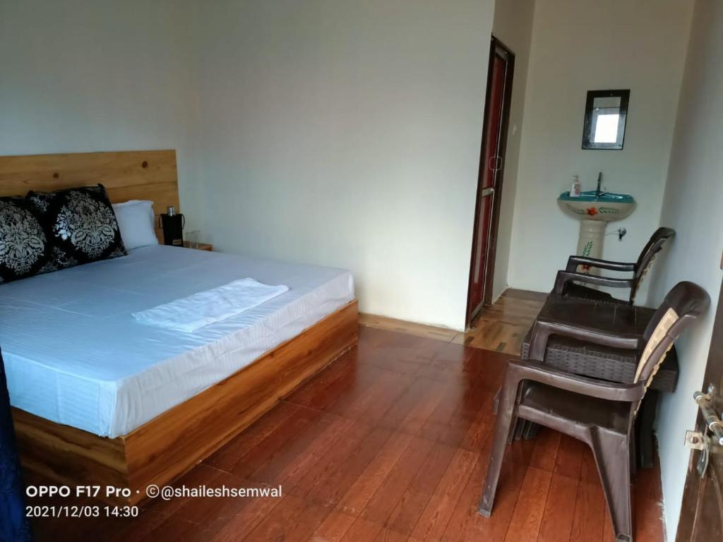 Postel nebo postele na pokoji v ubytování Resthouse by jbk badrinath