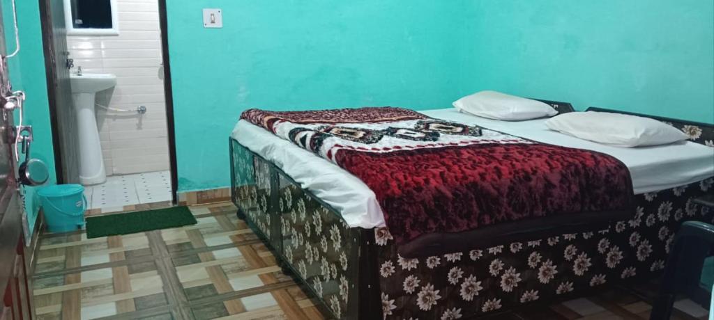 Postel nebo postele na pokoji v ubytování Resthouse by jbk badrinath