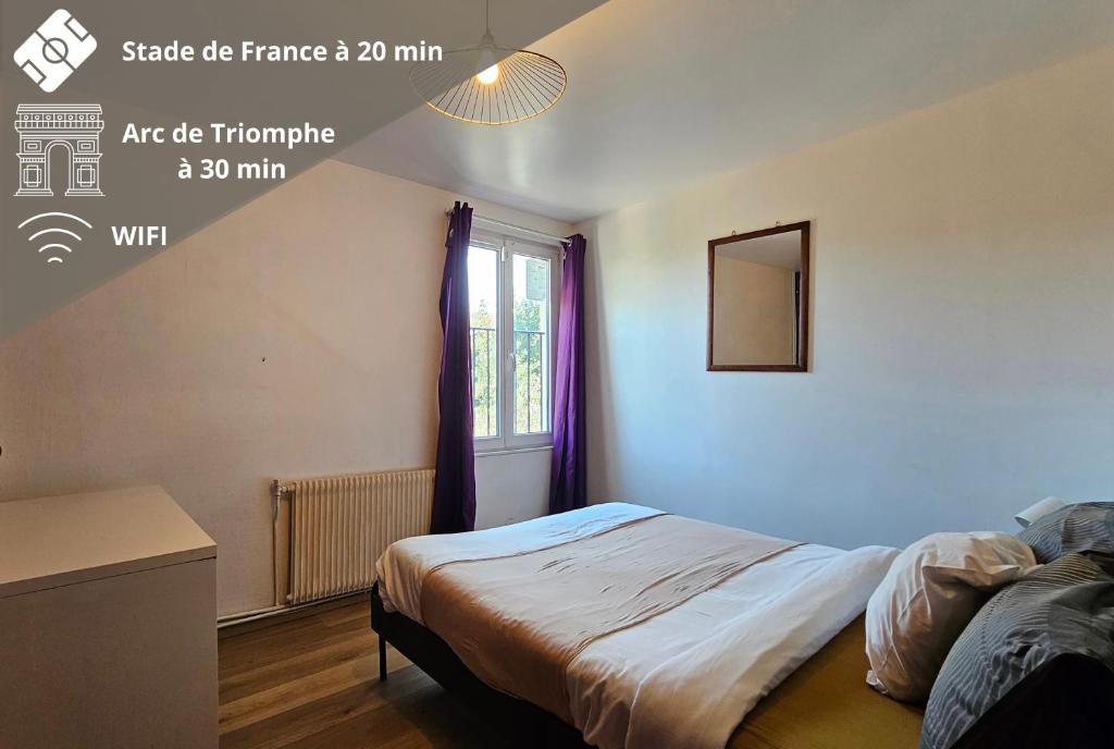 une petite chambre avec un lit et une fenêtre dans l'établissement Chambre privée dans logement partagé, L'Hibiscus Paris & Stade de France, à Stains