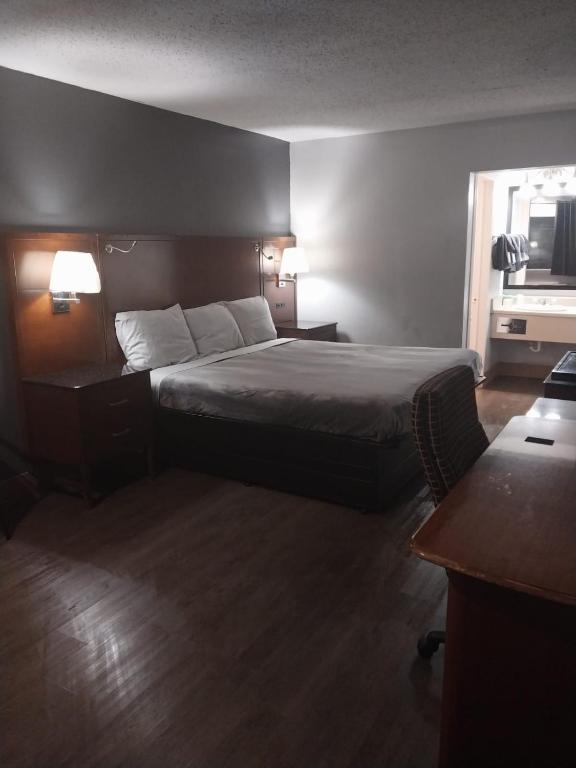 Postel nebo postele na pokoji v ubytování King Bed Hotel Room 110