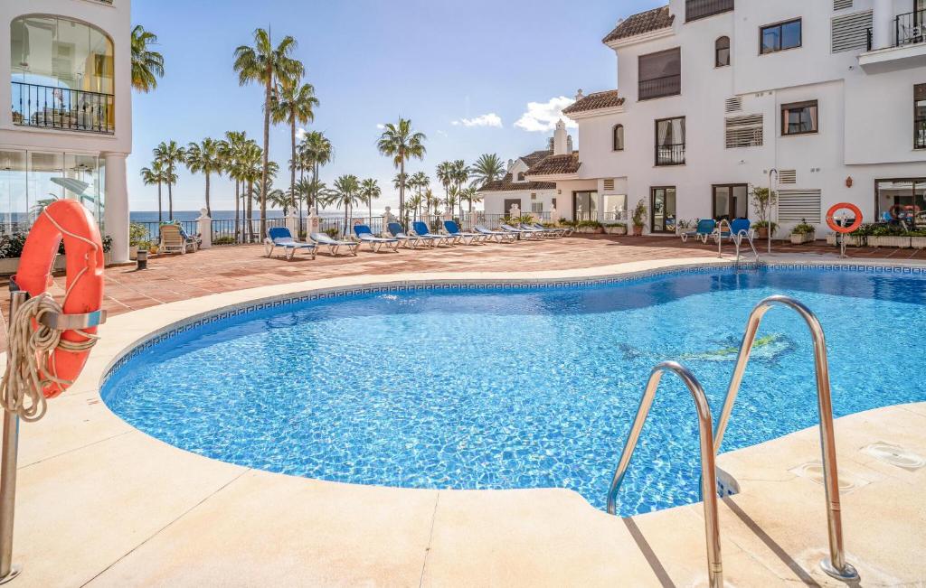 Πισίνα στο ή κοντά στο 2 Bedroom Lovely Apartment In Manilva