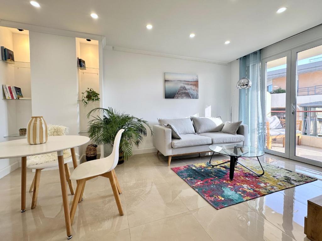un salon avec un canapé et une table dans l'établissement Mike by Terry's Homes, à Cannes