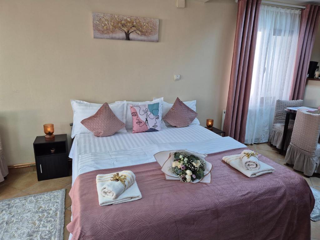 a bedroom with a bed with flowers on it at Ava Studio in Cisnădie
