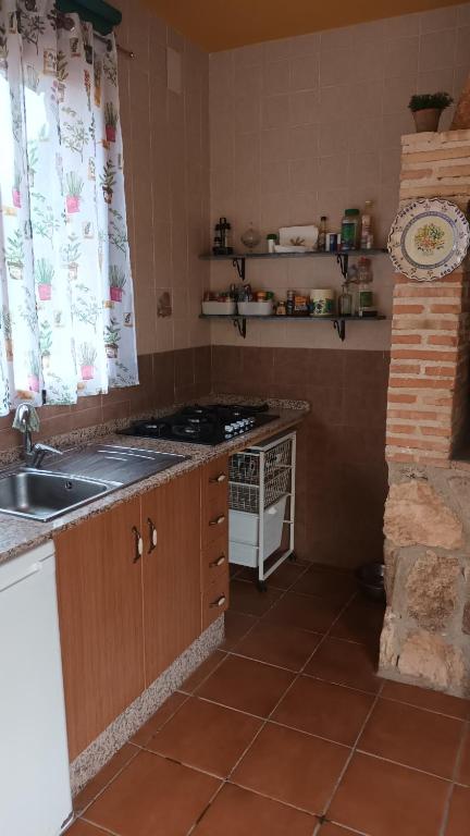 una cucina con lavello e fornello forno superiore di Casa Maite a Riópar