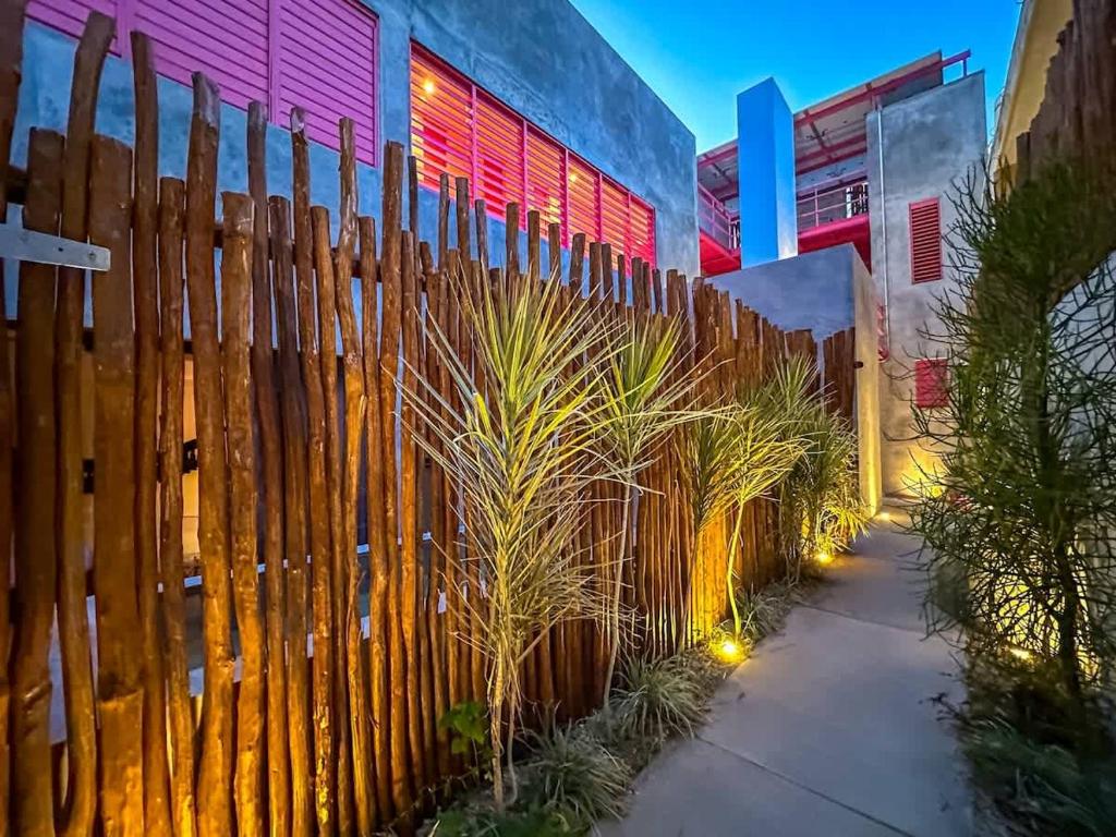 a fence with a plant in front of a building at Ubicacion Perfecta y Piscina Privada in Mérida