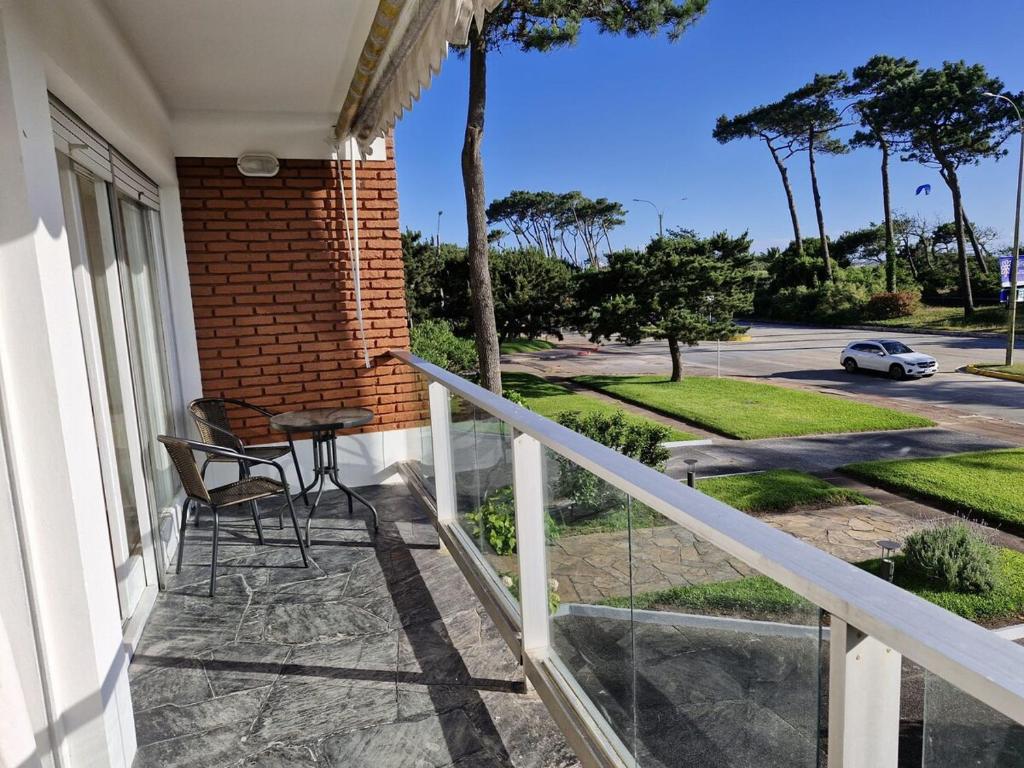 a balcony with a table and chairs on a house at Encantador apto frente al mar in Punta del Este