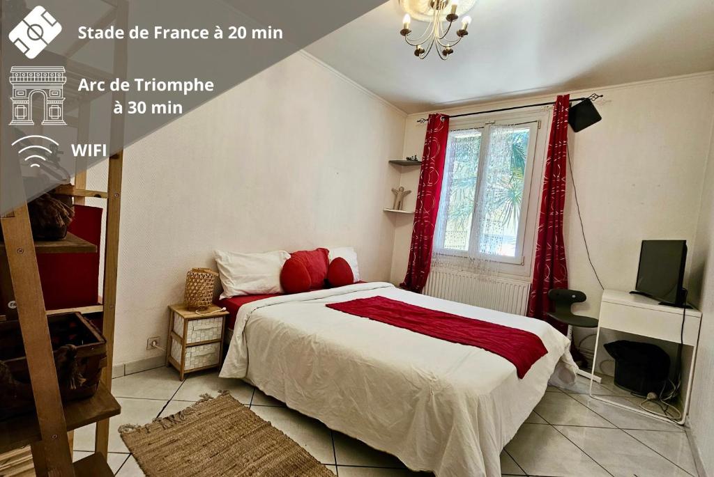 une chambre avec un lit avec des rideaux rouges et une fenêtre dans l'établissement Chambre privée dans logement partagé, Marry me Paris & Stade de France, à Stains