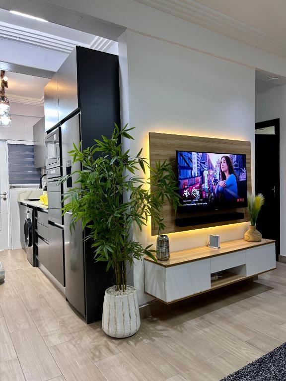 TV a/nebo společenská místnost v ubytování Pebbles Nest