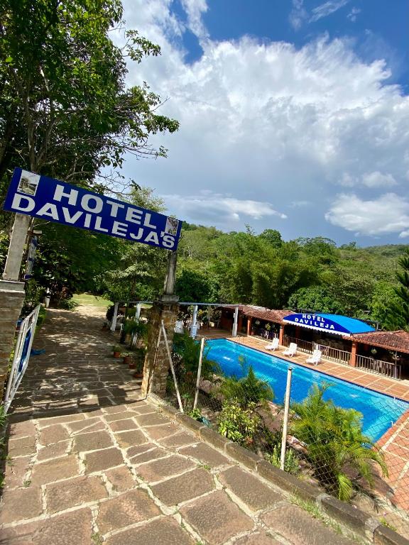 Bazén v ubytování Hotel Davilejas nebo v jeho okolí