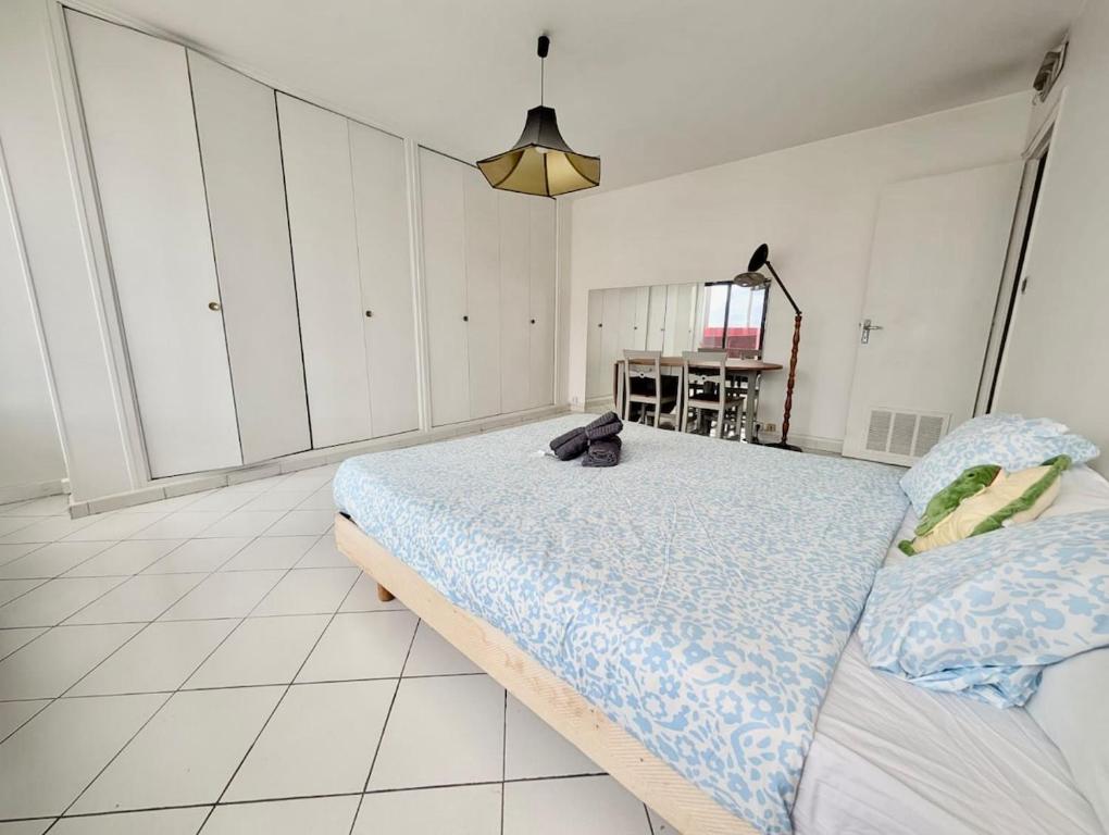 Un dormitorio con dos camas y un espejo. en 80 m2 - 8th Floor with Free Parking - 5 guests, en Grenoble