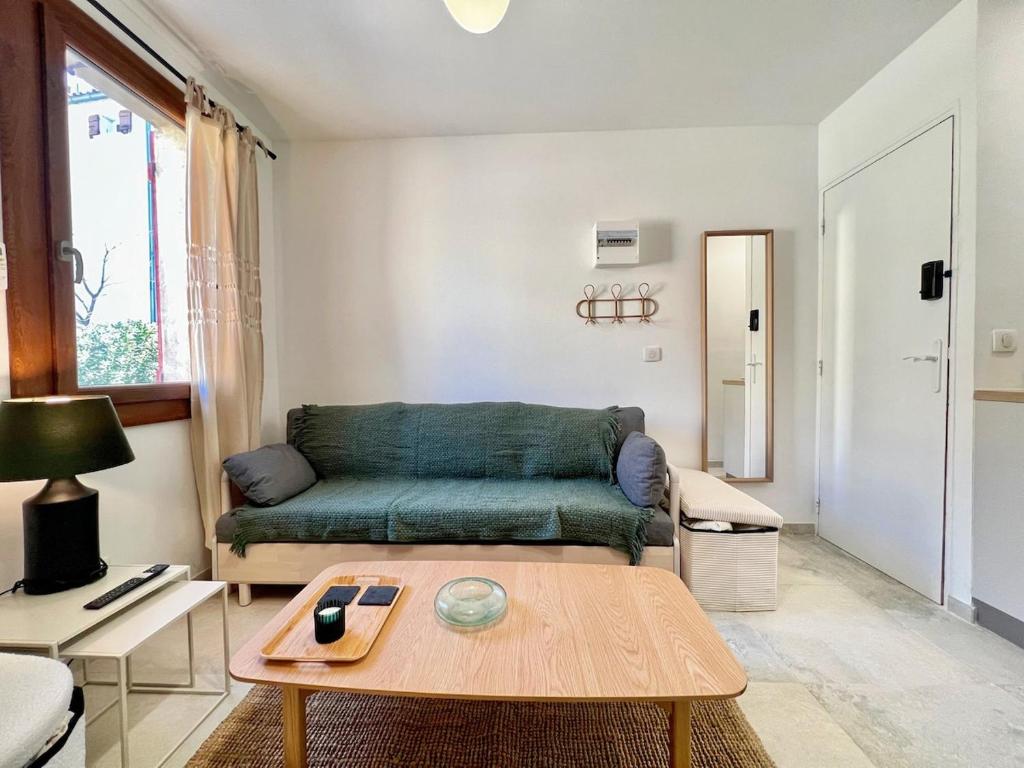 a living room with a couch and a coffee table at Lou Miradou 2 - Vieux village médiéval, Cosy, Clim, 2 personnes in Miramas