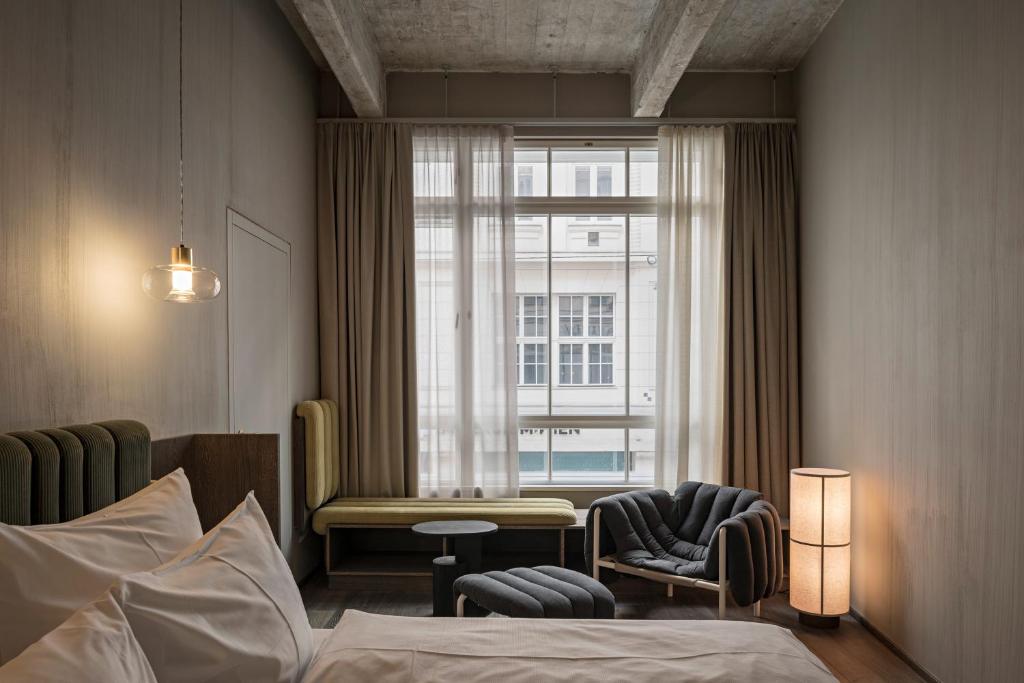 Postel nebo postele na pokoji v ubytování Rooms by Wolfensson - Boutique Hotel