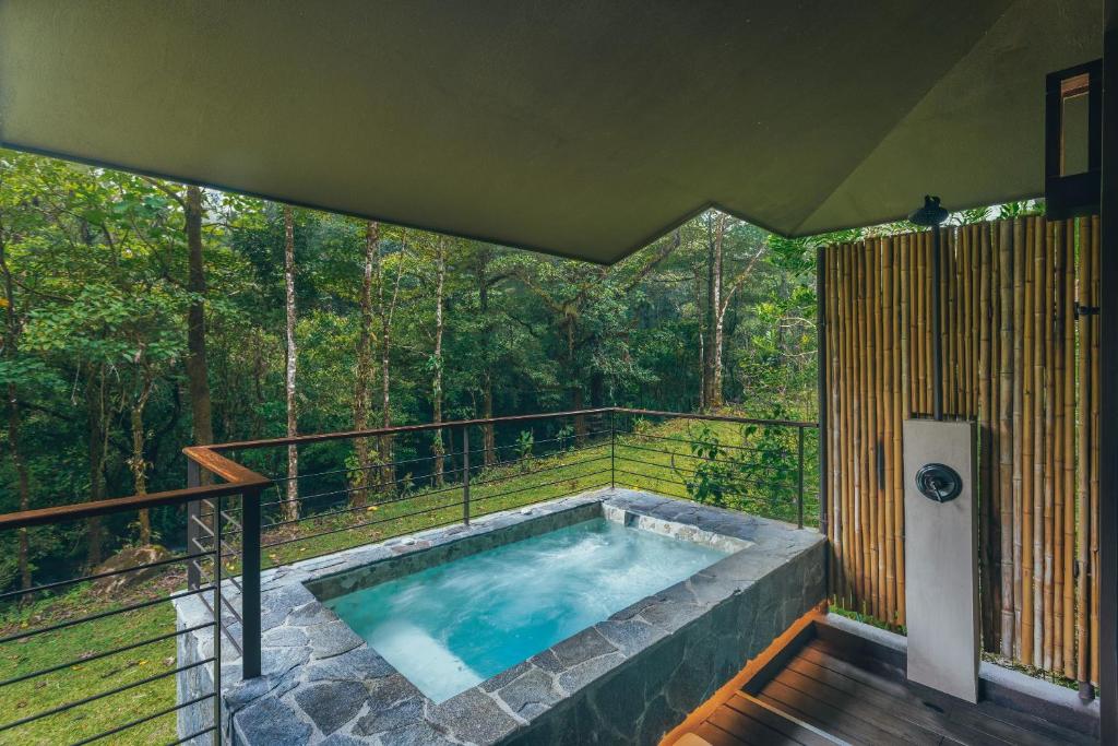 Bazén v ubytování El Silencio Lodge & Spa Costa Rica nebo v jeho okolí
