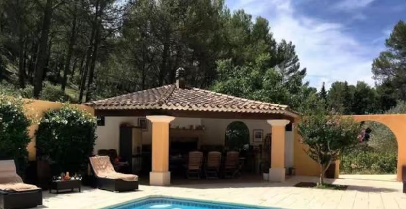 une maison avec une piscine et un kiosque dans l'établissement LES RESTANQUES Villa avec piscine, à Cuges-les-Pins
