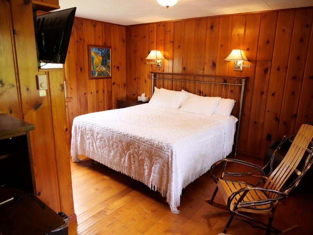 Ludington Blue Spruce Inn photo