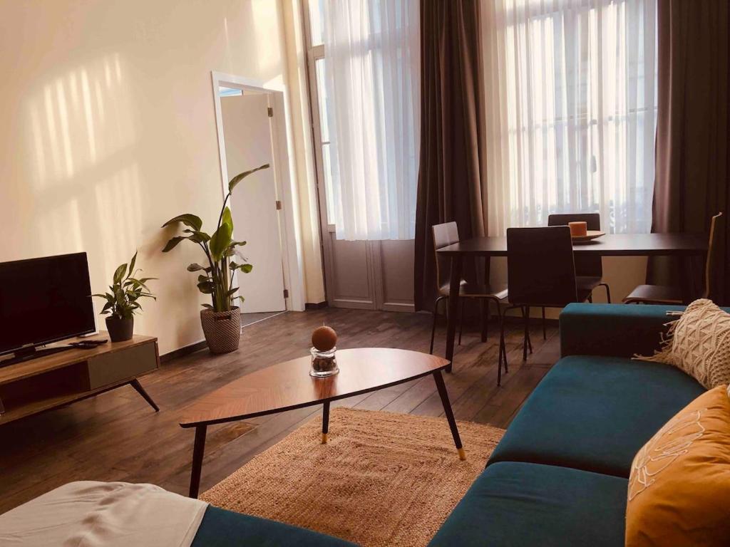 TV a/nebo společenská místnost v ubytování Cosy 1 bedroom apartment in EU DISTRICT