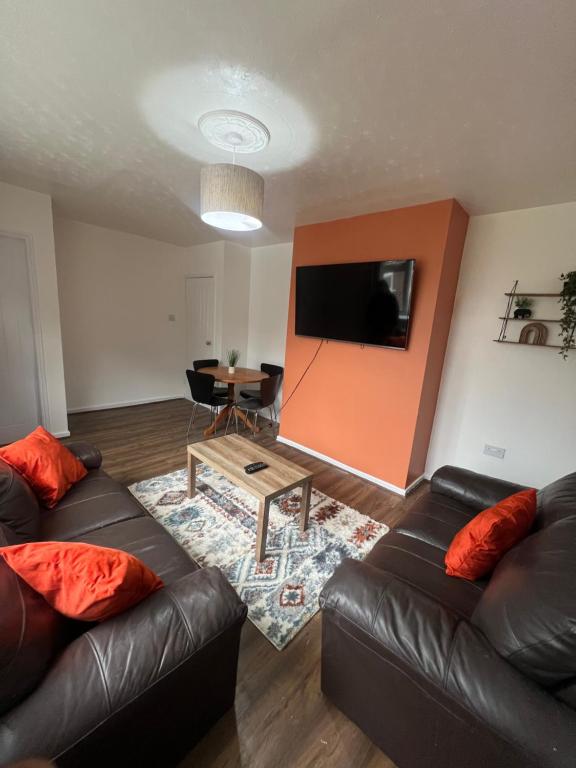 Et tv og/eller underholdning på Perfect stays Telford 4 bed