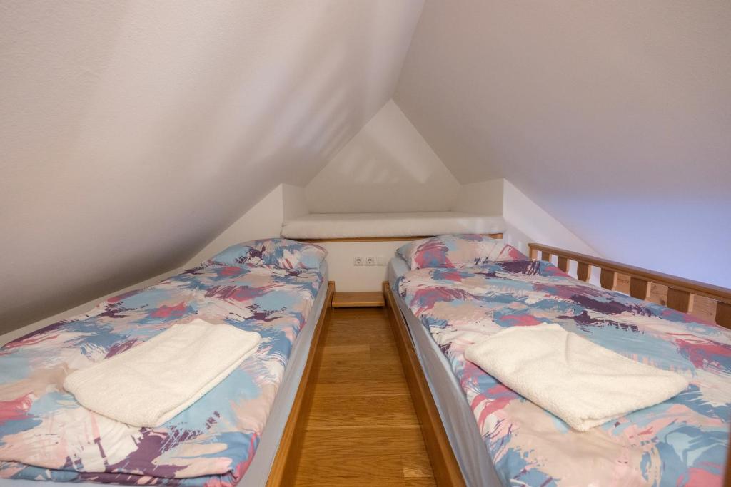Postel nebo postele na pokoji v ubytování Apartma in Bungalov Jezerci
