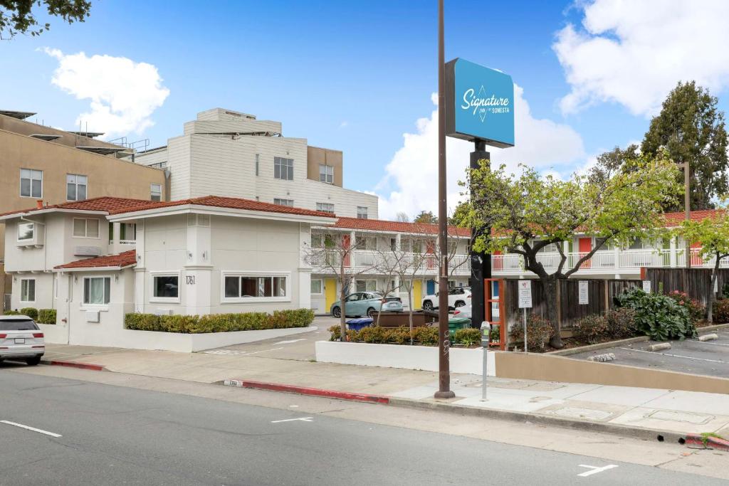 un letrero en la esquina de una calle en Signature Inn Berkeley, en Berkeley