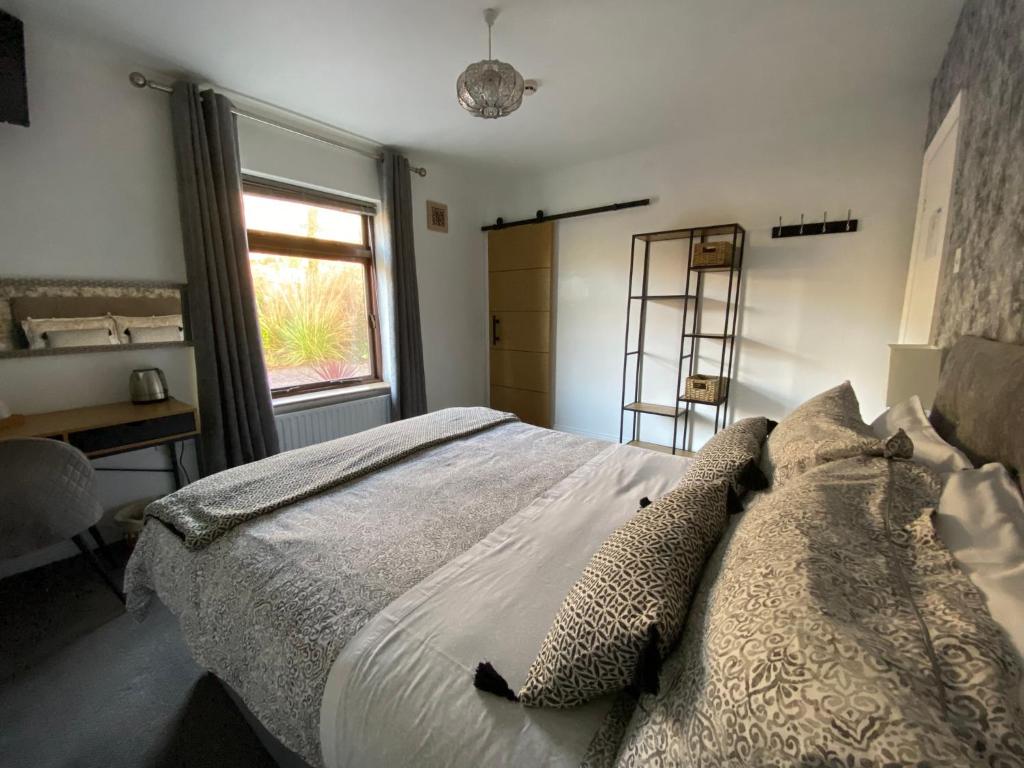Postel nebo postele na pokoji v ubytování Derrynane Bay House