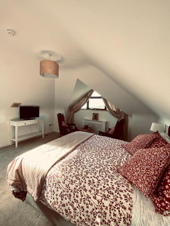 Postel nebo postele na pokoji v ubytování Derrynane Bay House