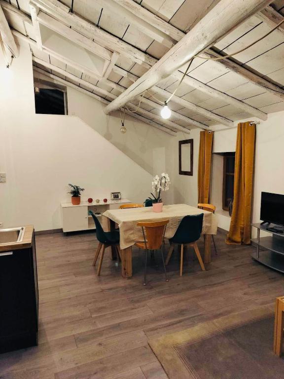 une grande pièce avec une table et des chaises dans l'établissement Appartement Atypique, à Épinal