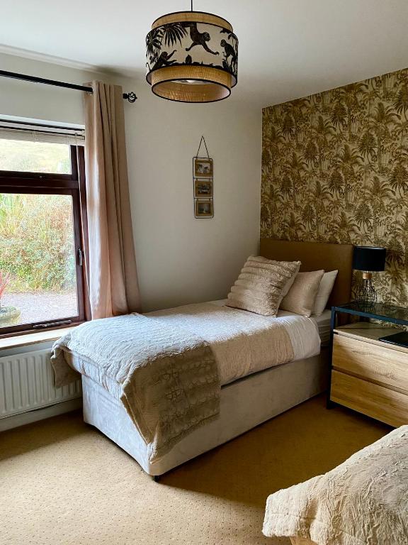 Postel nebo postele na pokoji v ubytování Derrynane Bay House