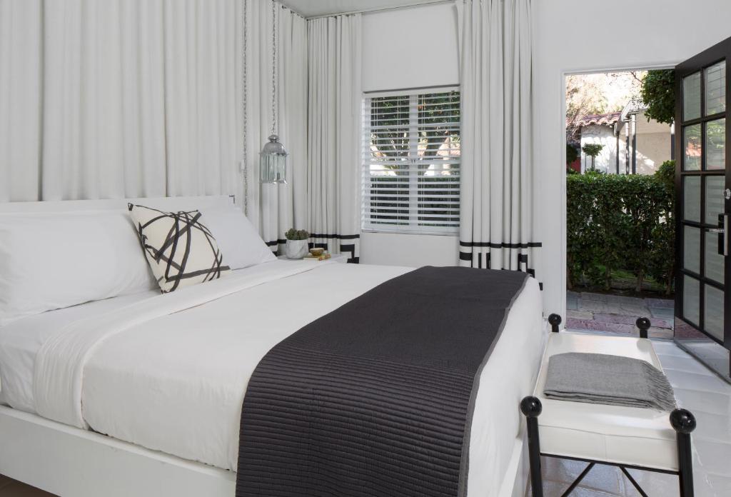 Kama o mga kama sa kuwarto sa Avalon Hotel & Bungalows Palm Springs, a Member of Design Hotels