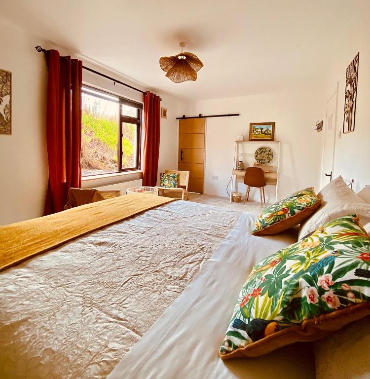 Postel nebo postele na pokoji v ubytování Derrynane Bay House