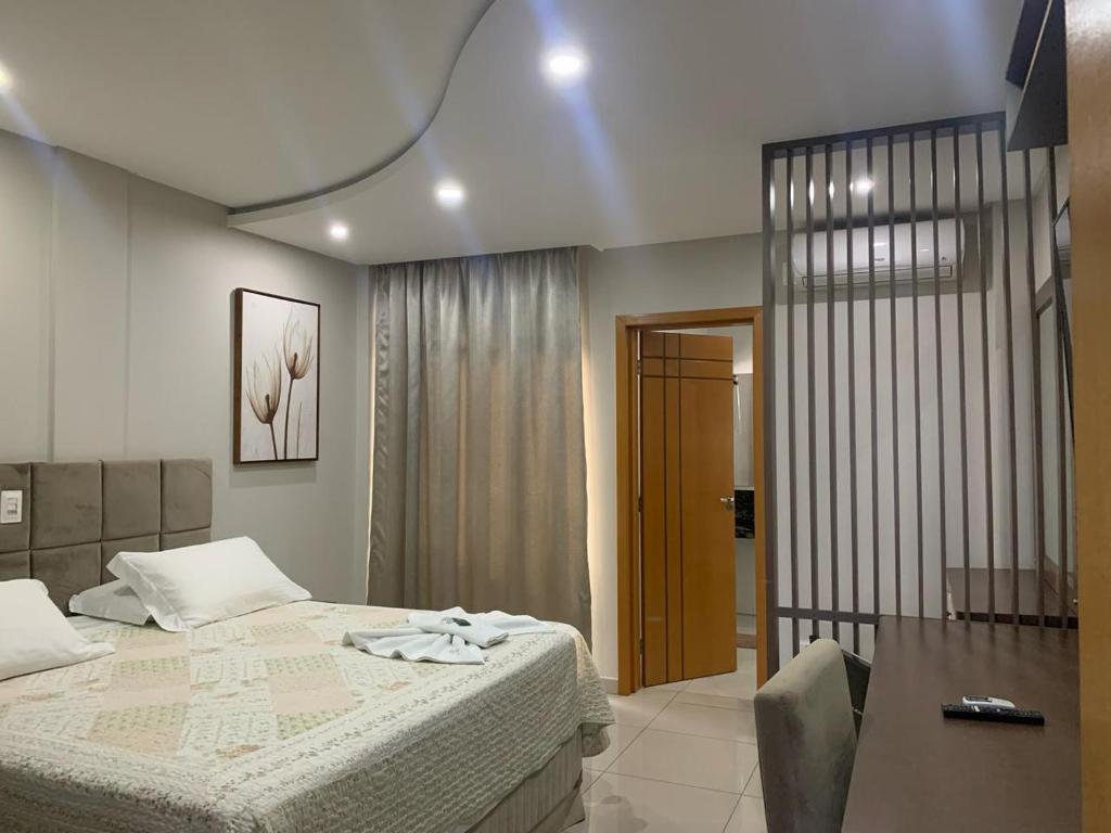 Postel nebo postele na pokoji v ubytování Prudentópolis Palace Hotel