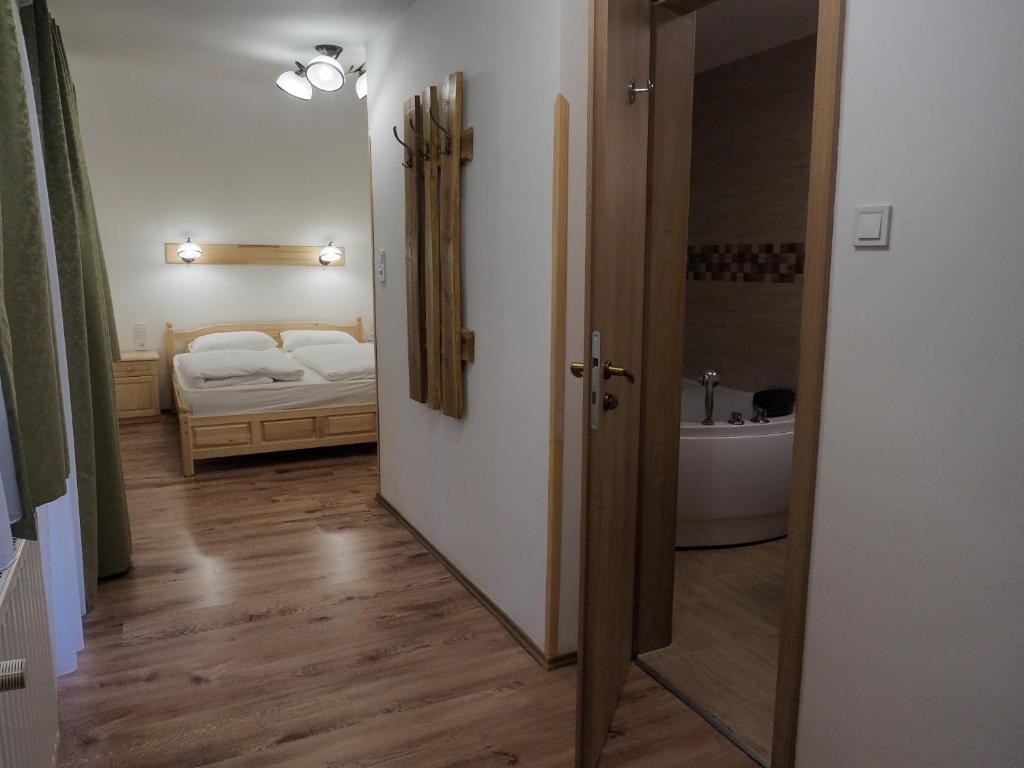 Postel nebo postele na pokoji v ubytování Rókabérc Vadászház Hotel