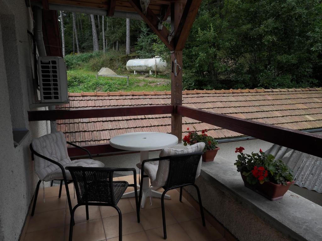 Balkón nebo terasa v ubytování Rókabérc Vadászház Hotel