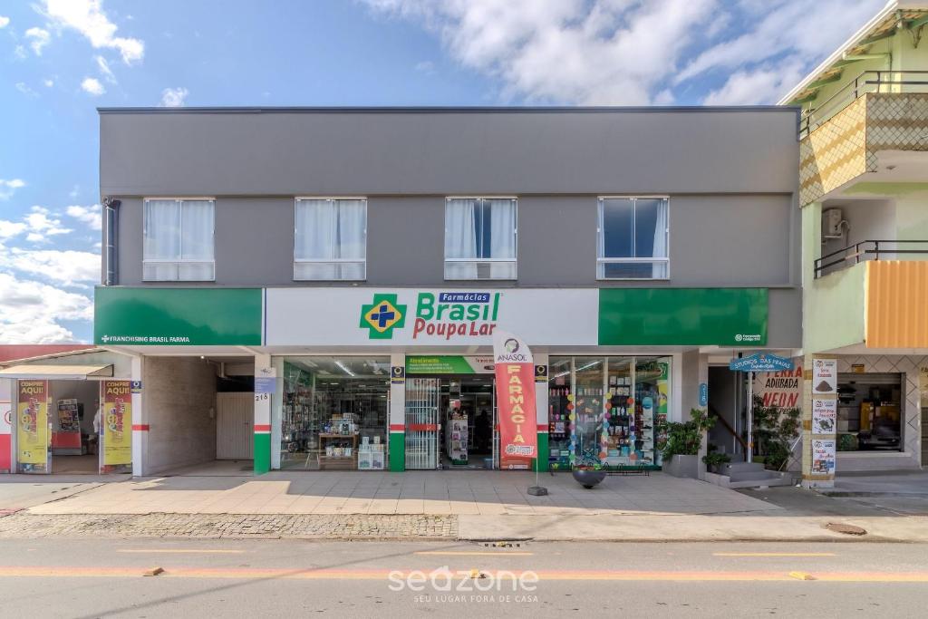 Et supermarked eller andre butikker i lejligheden eller i nærheden