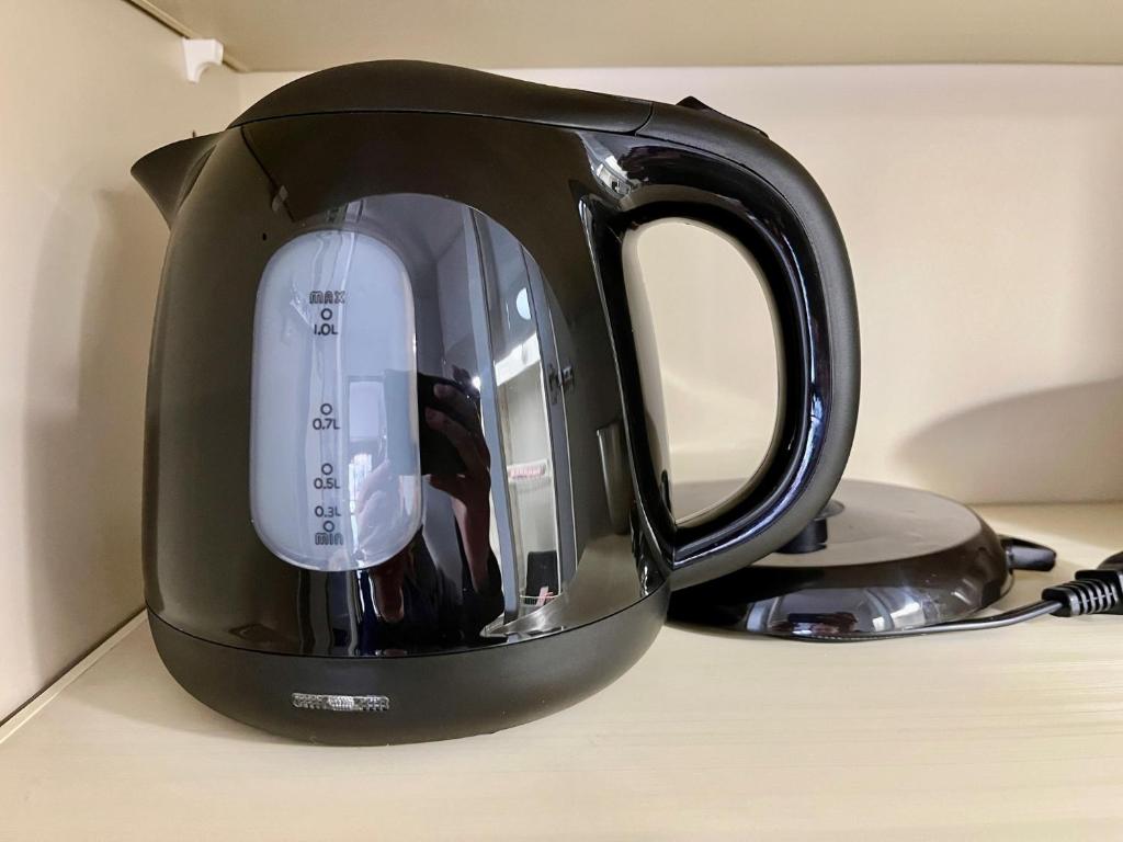 Příslušenství pro přípravu čaje a kávy v ubytování Apartment Hotel Kuki