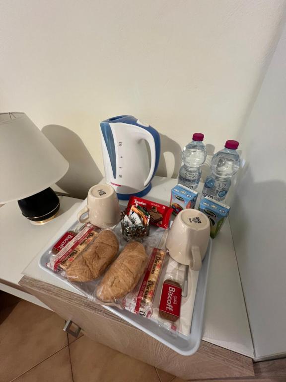 Příslušenství pro přípravu čaje a kávy v ubytování Ca' Nadia