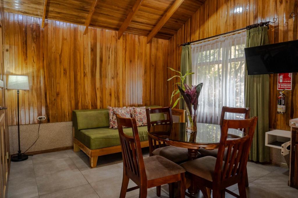 Posezení v ubytování Los Pinos Cabins & Reserve